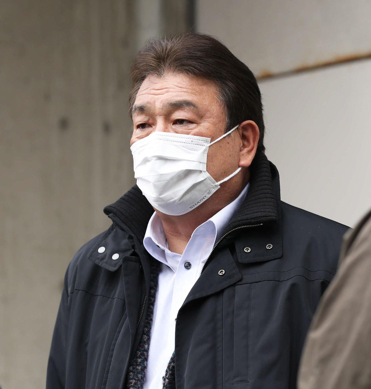福岡ペイペイドームを訪れ、囲み取材を受ける藤本監督（撮影・屋方直哉）