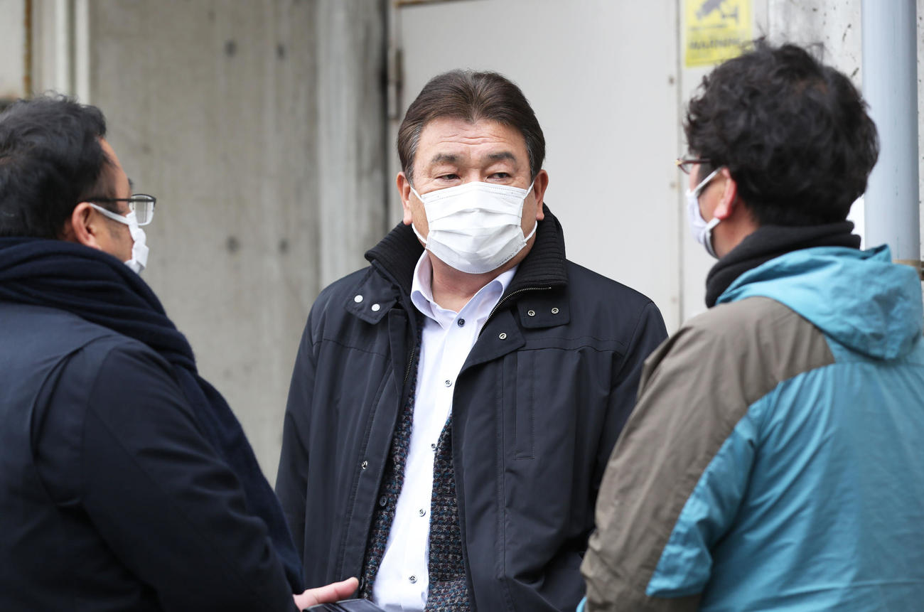 福岡ペイペイドームを訪れ、囲み取材を受ける藤本監督（撮影・屋方直哉）