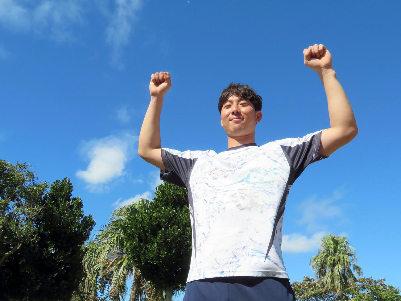 石垣島の青い空や樹木からもパワーをもらうロッテ茶谷（撮影・鎌田直秀）