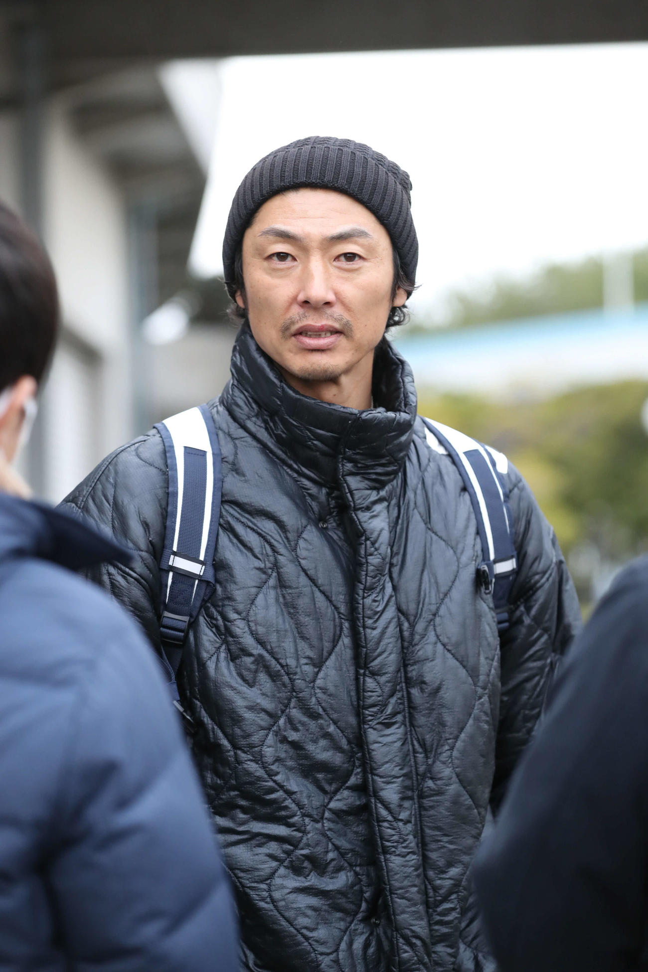 囲み取材を受ける斉藤投手コーチ（撮影・屋方直哉）