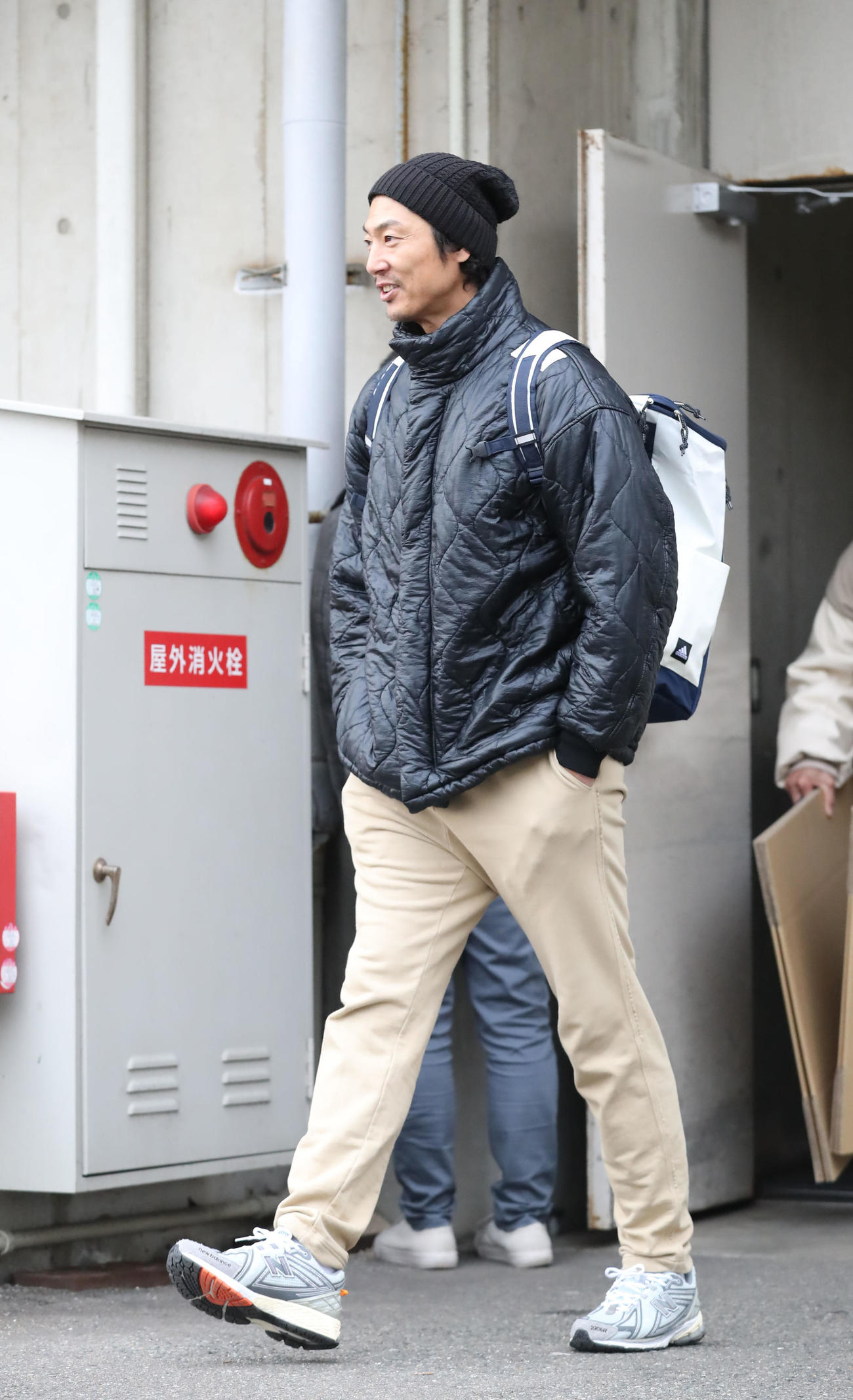 福岡ペイペイドームから引き揚げる斉藤投手コーチ（撮影・屋方直哉）