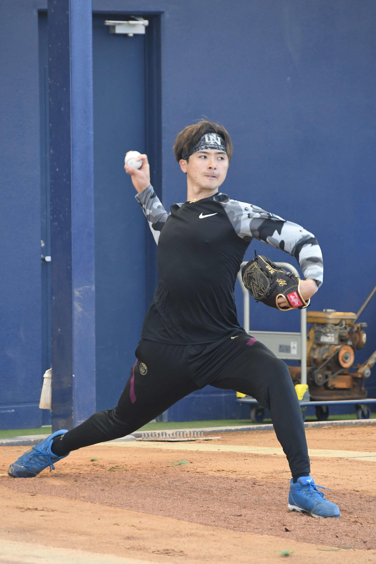 ブルペンで投球練習をする日本ハム上沢（撮影・石井翔太）