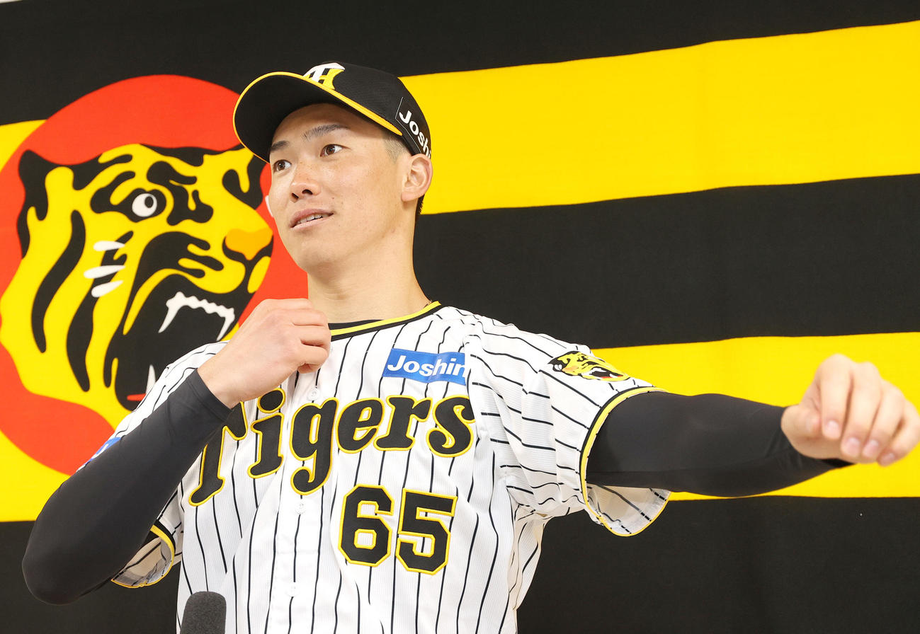 阪神湯浅京己は侍ジャパンに選出され、取材に応じる（撮影・上山淳一）