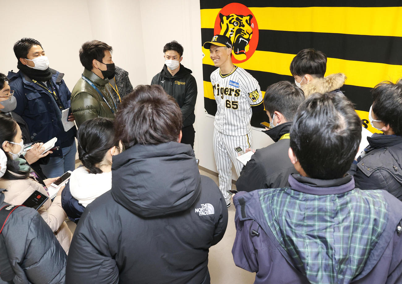 阪神湯浅京己は侍ジャパンに選出され、取材に応じる（撮影・上山淳一）
