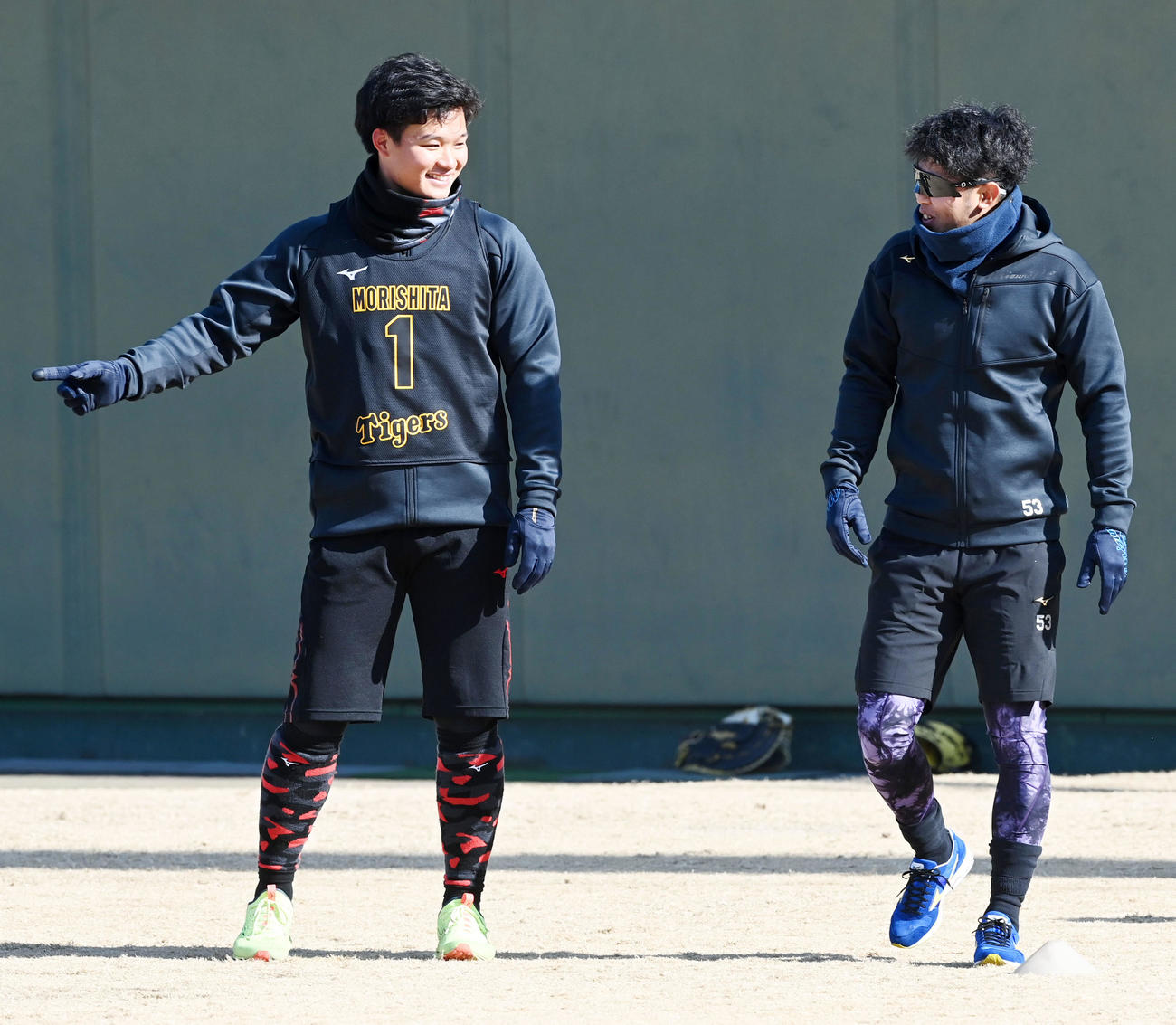 島田（右）と笑顔で話す森下（撮影・前岡正明）