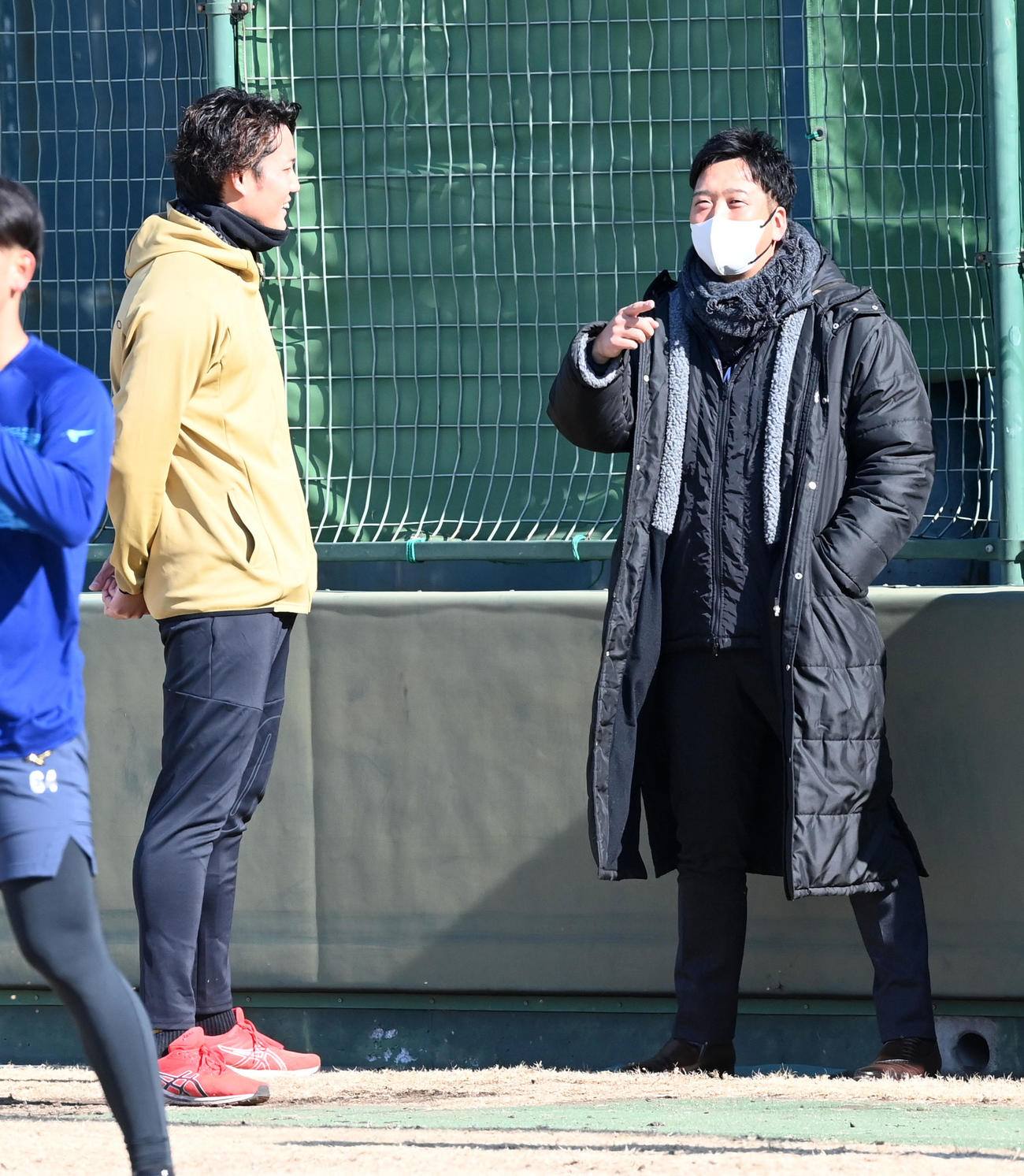 アスレチックス藤浪（左）と笑顔で話す藤川球団本部付SA（撮影・前岡正明）