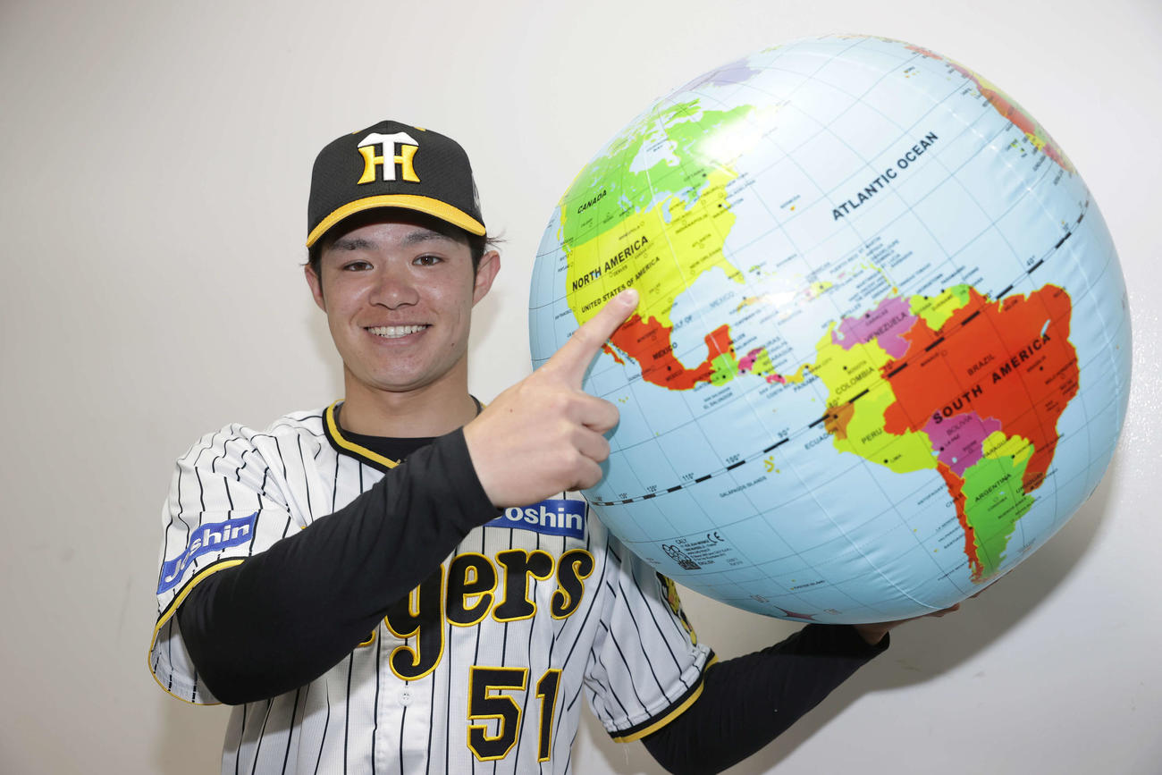 侍ジャパンに選出され、笑顔で米国を指さす阪神中野（撮影・前田充）