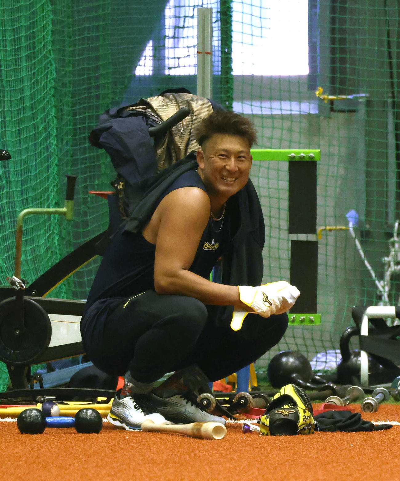 室内練習場で自主トレの合間に笑顔を見せるオリックス杉本（撮影・白石智彦）
