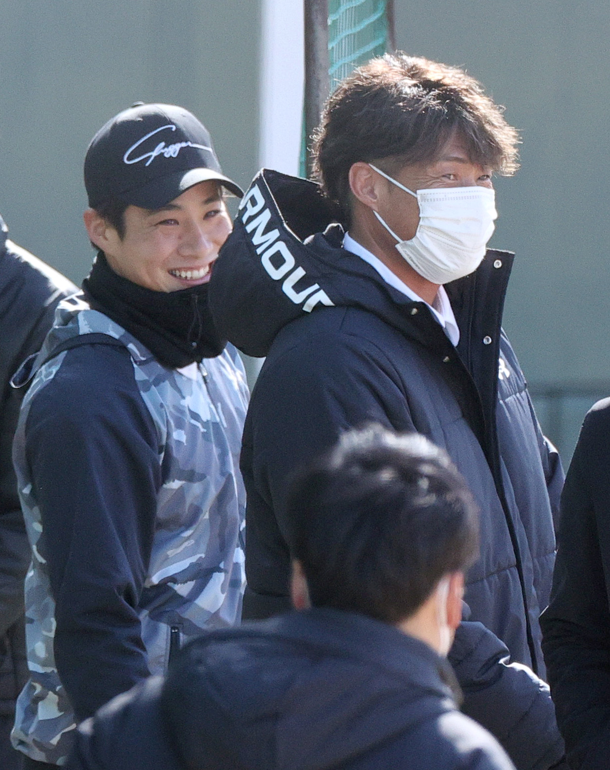 鳴尾浜球場で木浪（左）と談笑する阪神糸井SA（撮影・上山淳一）