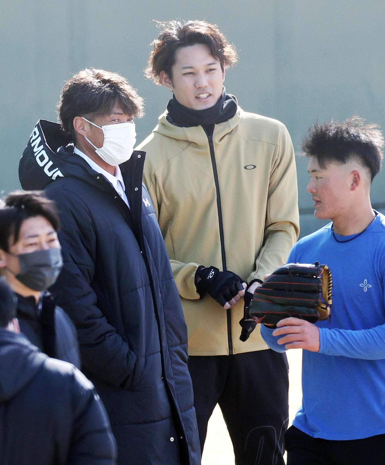 鳴尾浜球場で藤浪（左から3人目）と話す阪神糸井SA。右は前川（撮影・上山淳一）