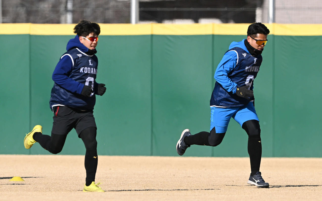 西武新人合同自主トレで調整するドラフト1位蛭間（右）と同6位児玉（撮影・滝沢徹郎）