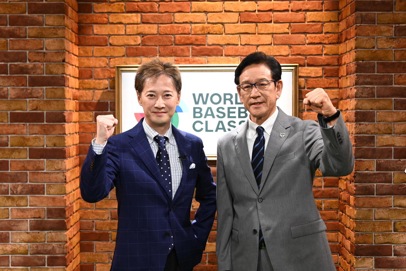 WBCの「侍ジャパン公認サポートキャプテン」に就任した中居正広（左）と侍ジャパン栗山英樹監督