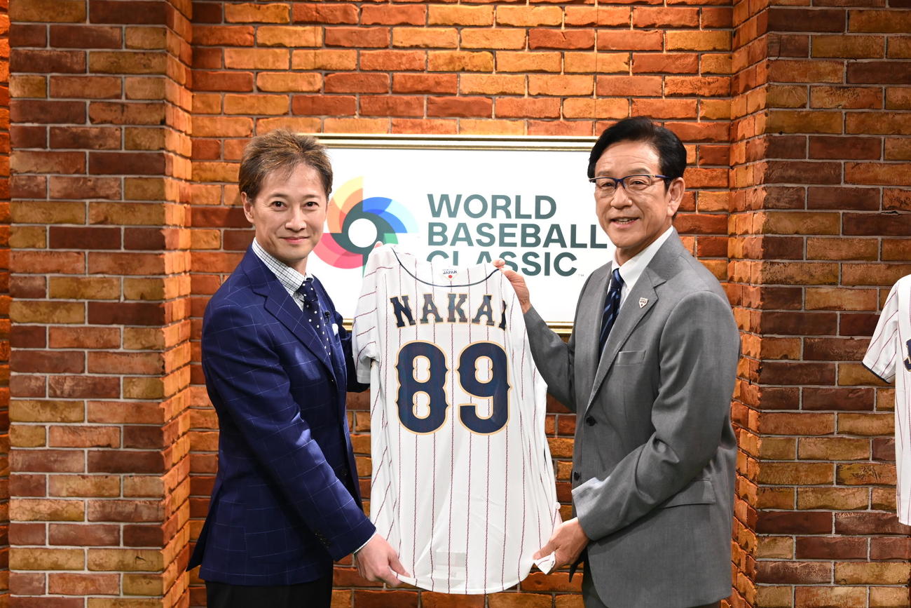 WBCの「侍ジャパン公認サポートキャプテン」に就任した中居正広（左）と侍ジャパン栗山英樹監督
