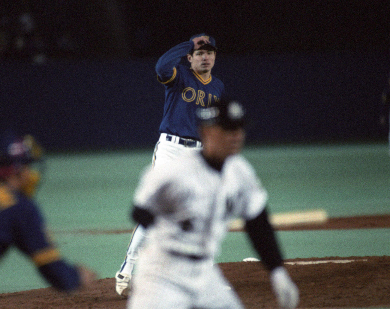 95年4月21日、ロッテ戦でオリックス野田はプロ野球新記録の「19奪三振」を平野謙（手前）からマークする