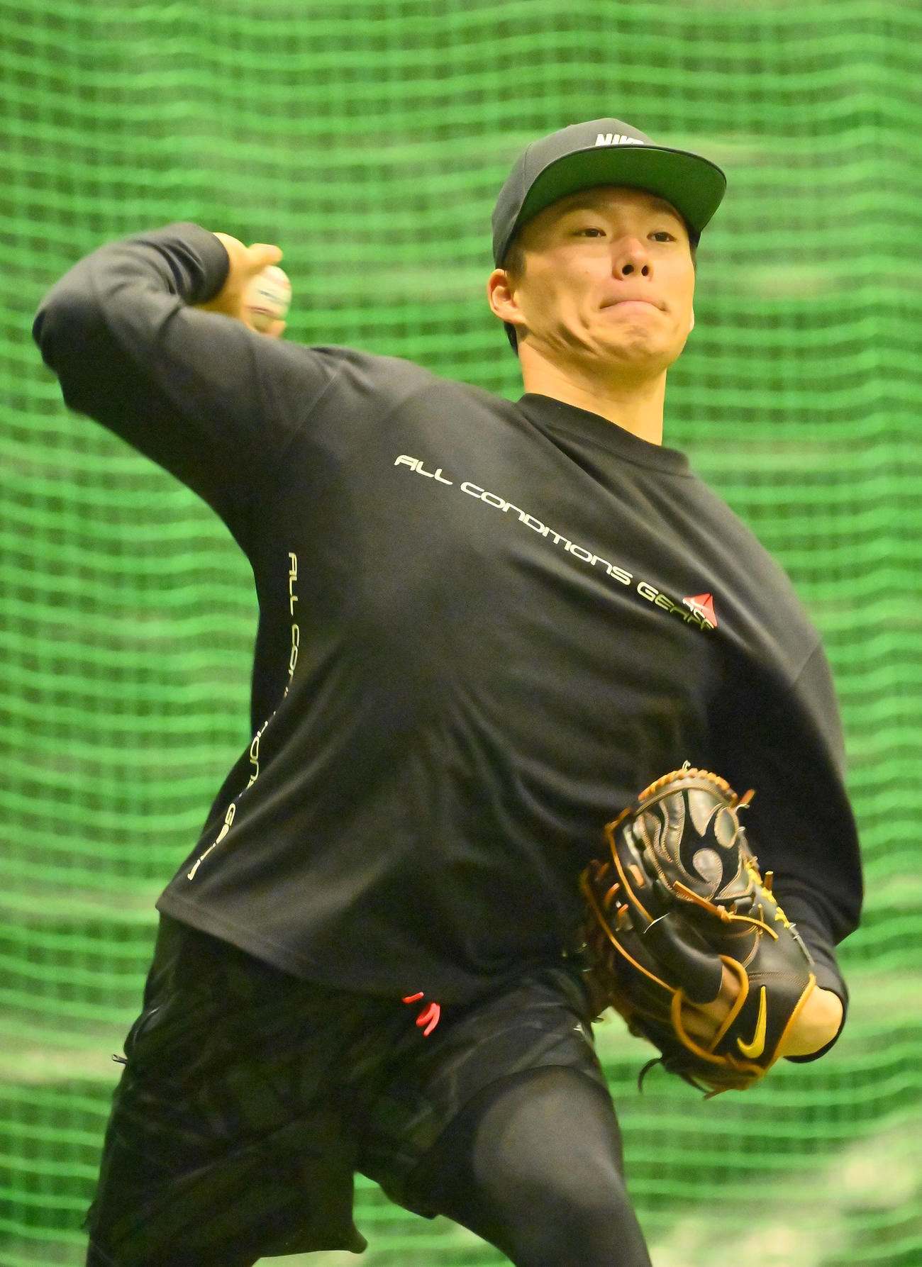 自主トレを公開し、室内でキャッチボールするオリックス山本（撮影・和賀正仁）