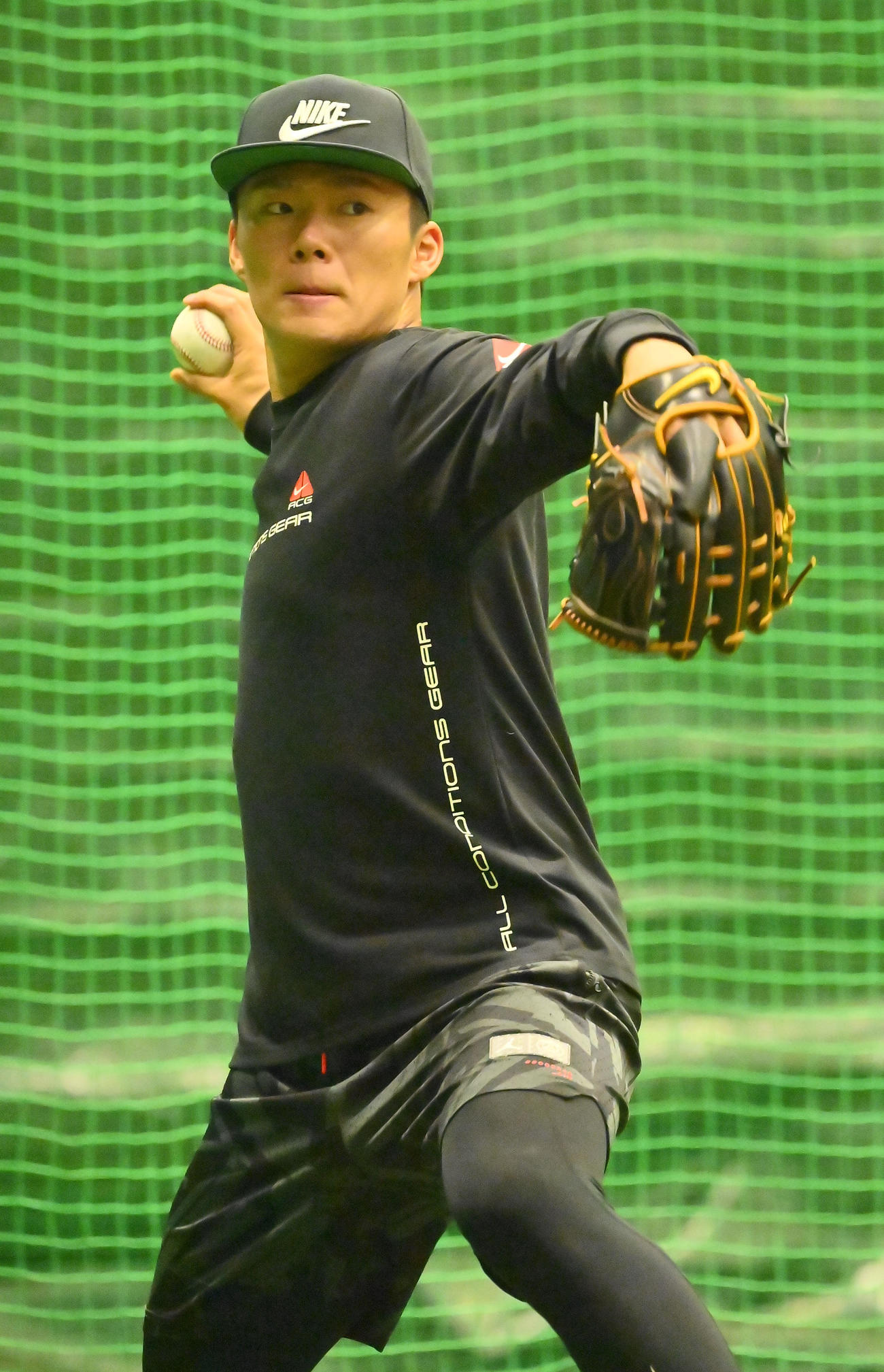 自主トレを公開し、室内でキャッチボールするオリックス山本（撮影・和賀正仁）