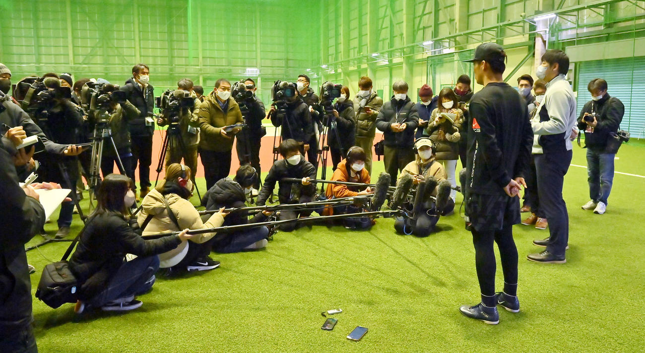 練習後、報道陣の質問に答えるオリックス山本（撮影・和賀正仁）
