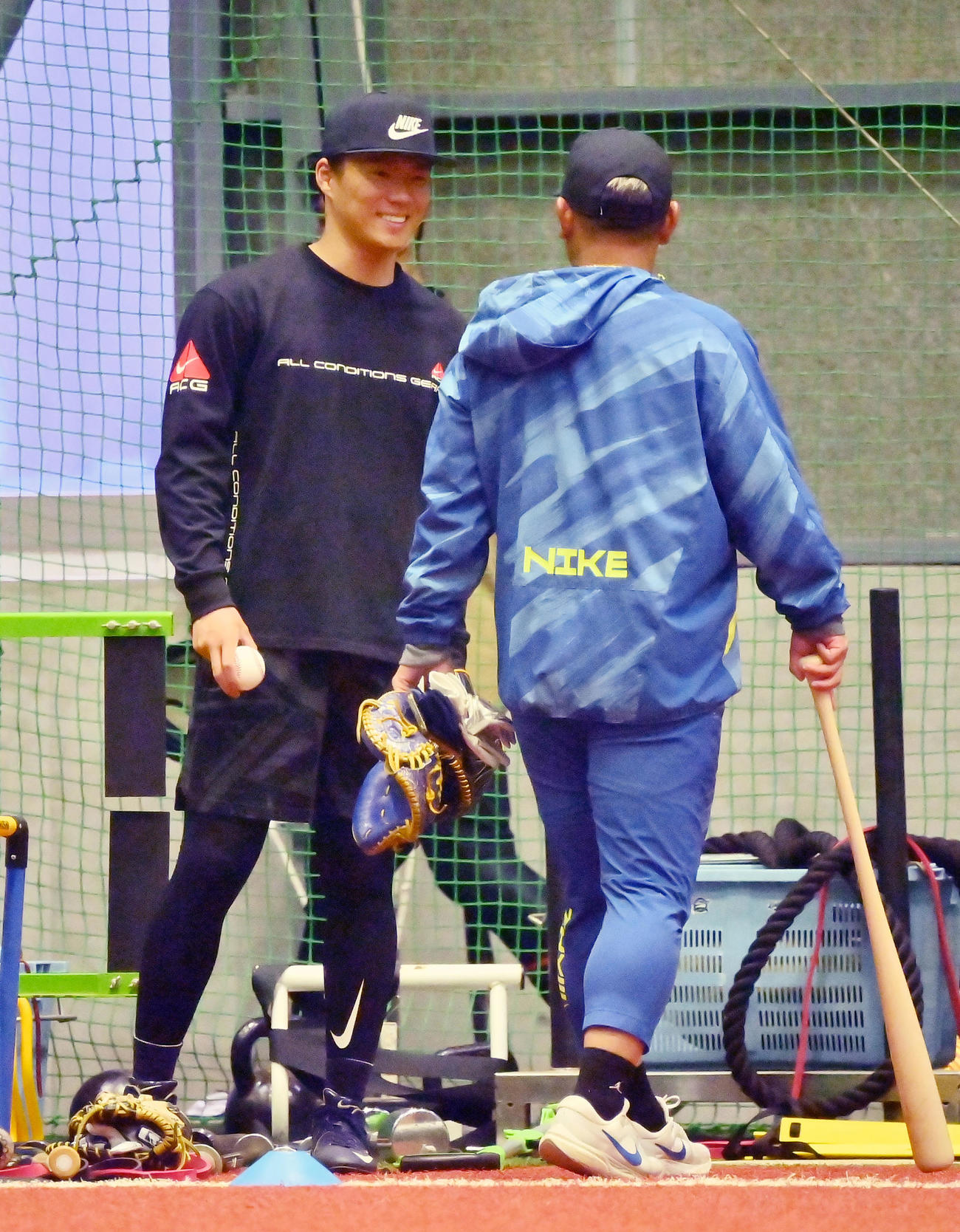 練習開始前、森（右）と笑顔で話をするオリックス山本（撮影・和賀正仁）