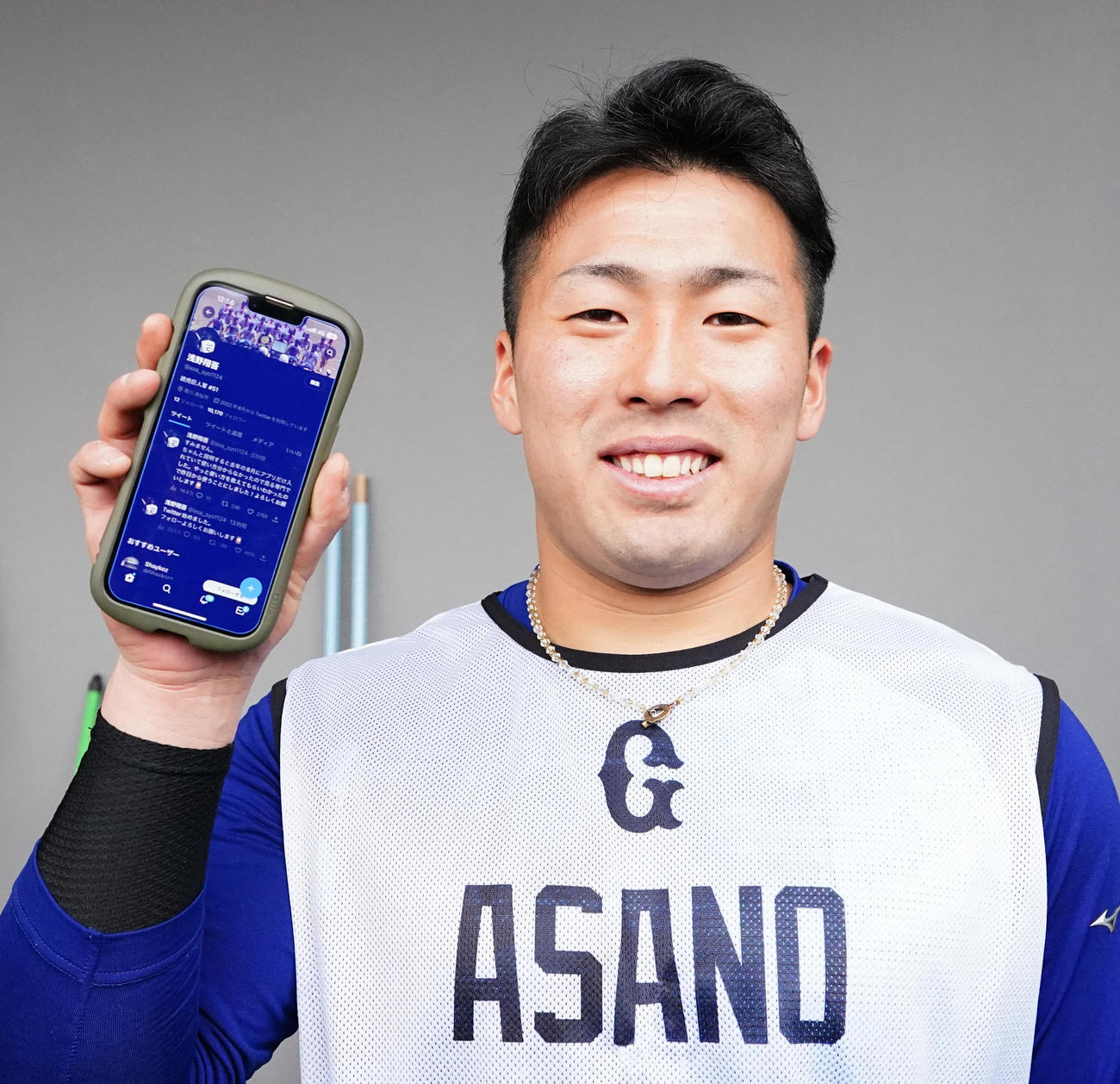 Twitterのツイートを始めた巨人ドラフト1位の浅野はスマホを手に画面を披露する（撮影・江口和貴）