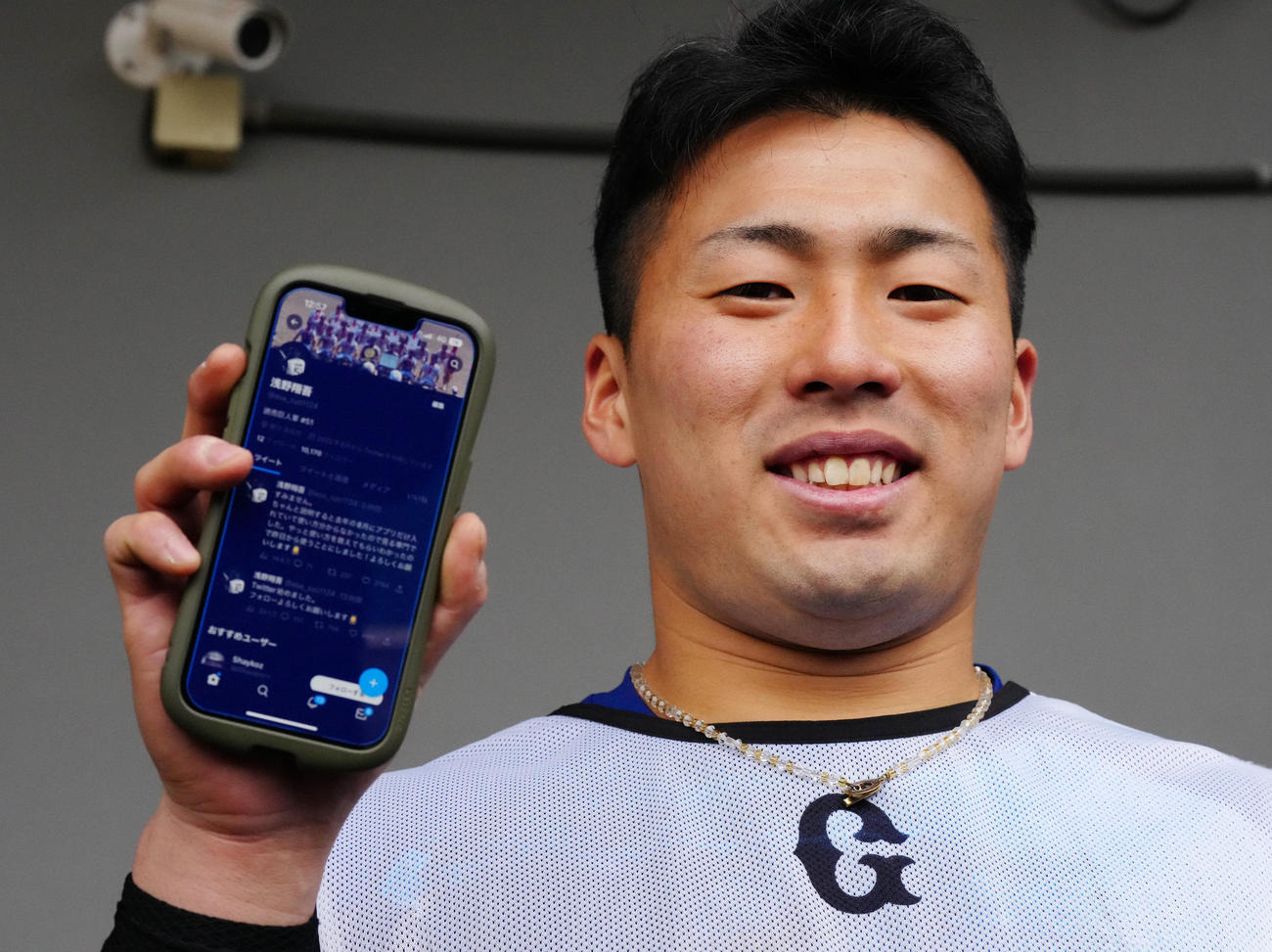 Twitterのツイートを始めた巨人ドラフト1位の浅野はスマホを手に画面を披露する（撮影・江口和貴）