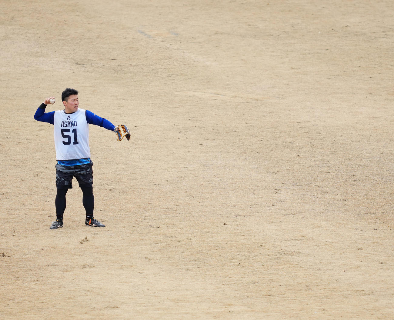 新人合同自主トレで外野ノックを受ける巨人ドラフト1位の浅野（撮影・江口和貴）