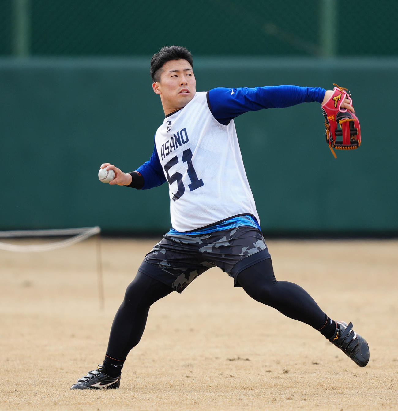 新人合同自主トレでキャッチボールする巨人ドラフト1位の浅野（撮影・江口和貴）
