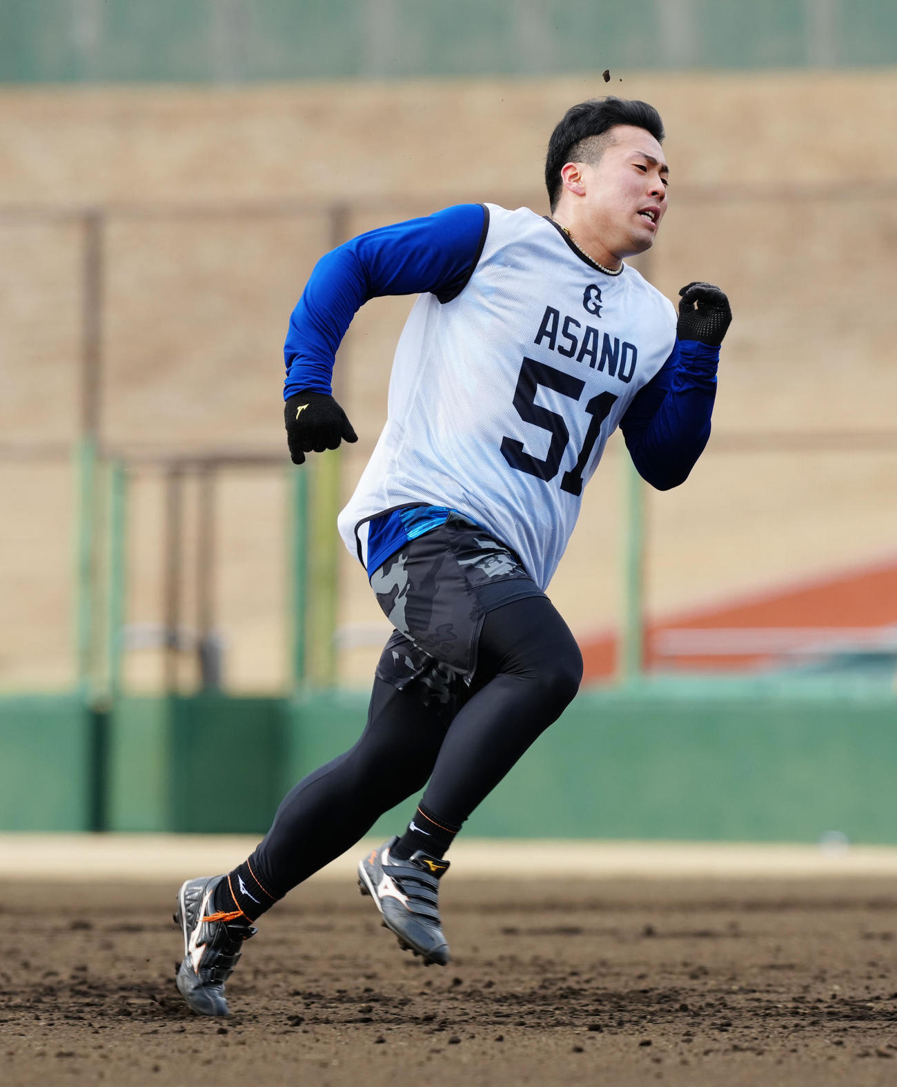 新人合同自主トレでベースランニングする巨人ドラフト1位の浅野（撮影・江口和貴）