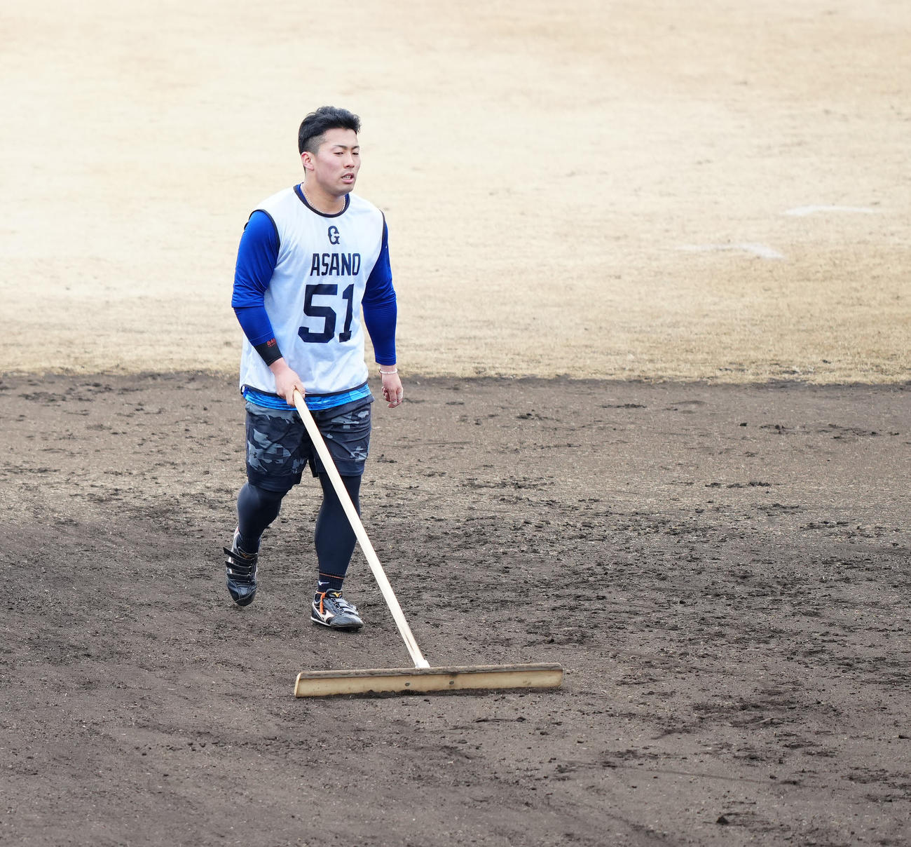 新人合同自主トレでトンボ掛けする巨人ドラフト1位の浅野（撮影・江口和貴）