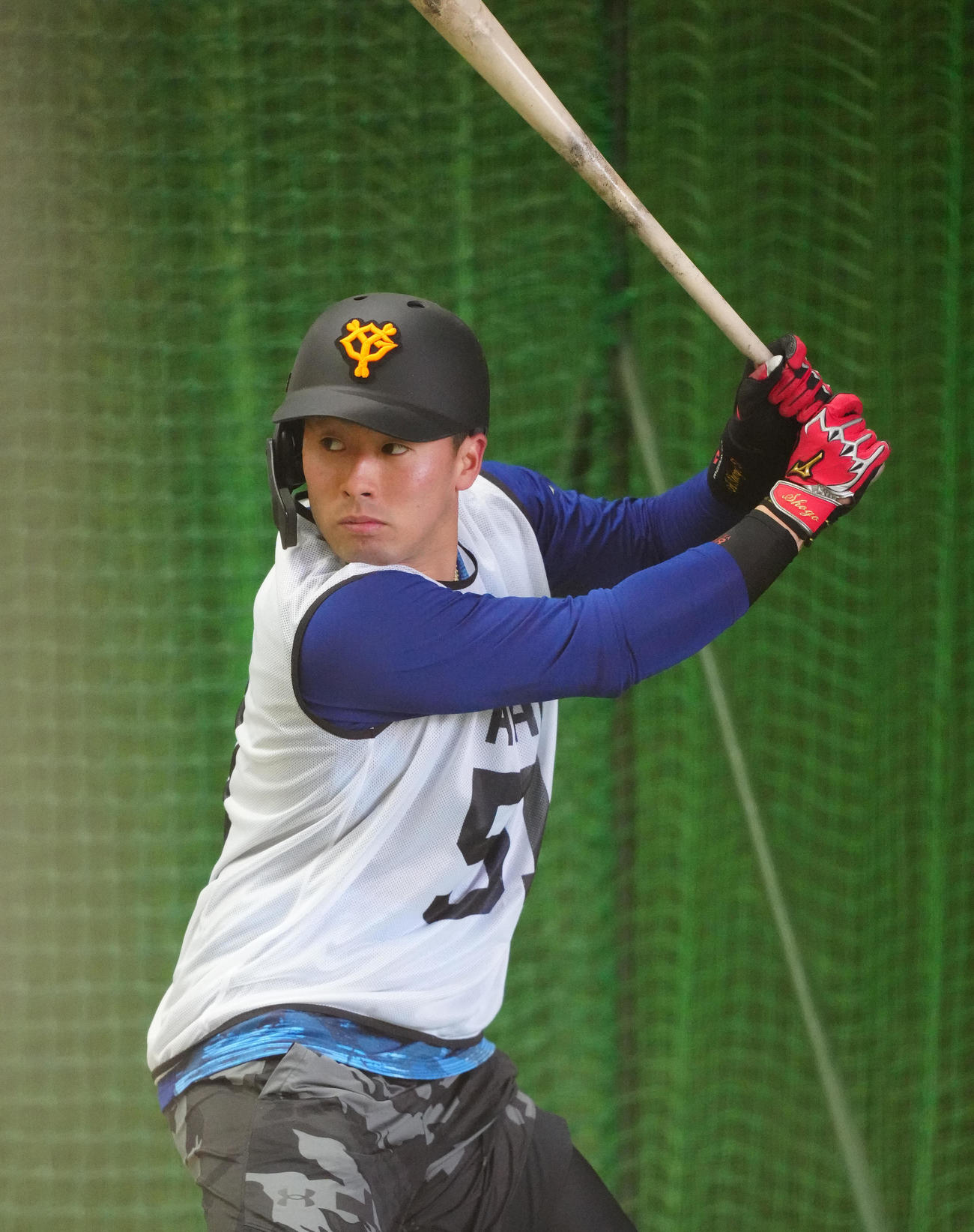 新人合同自主トレで打撃練習する巨人ドラフト1位の浅野（撮影・江口和貴）