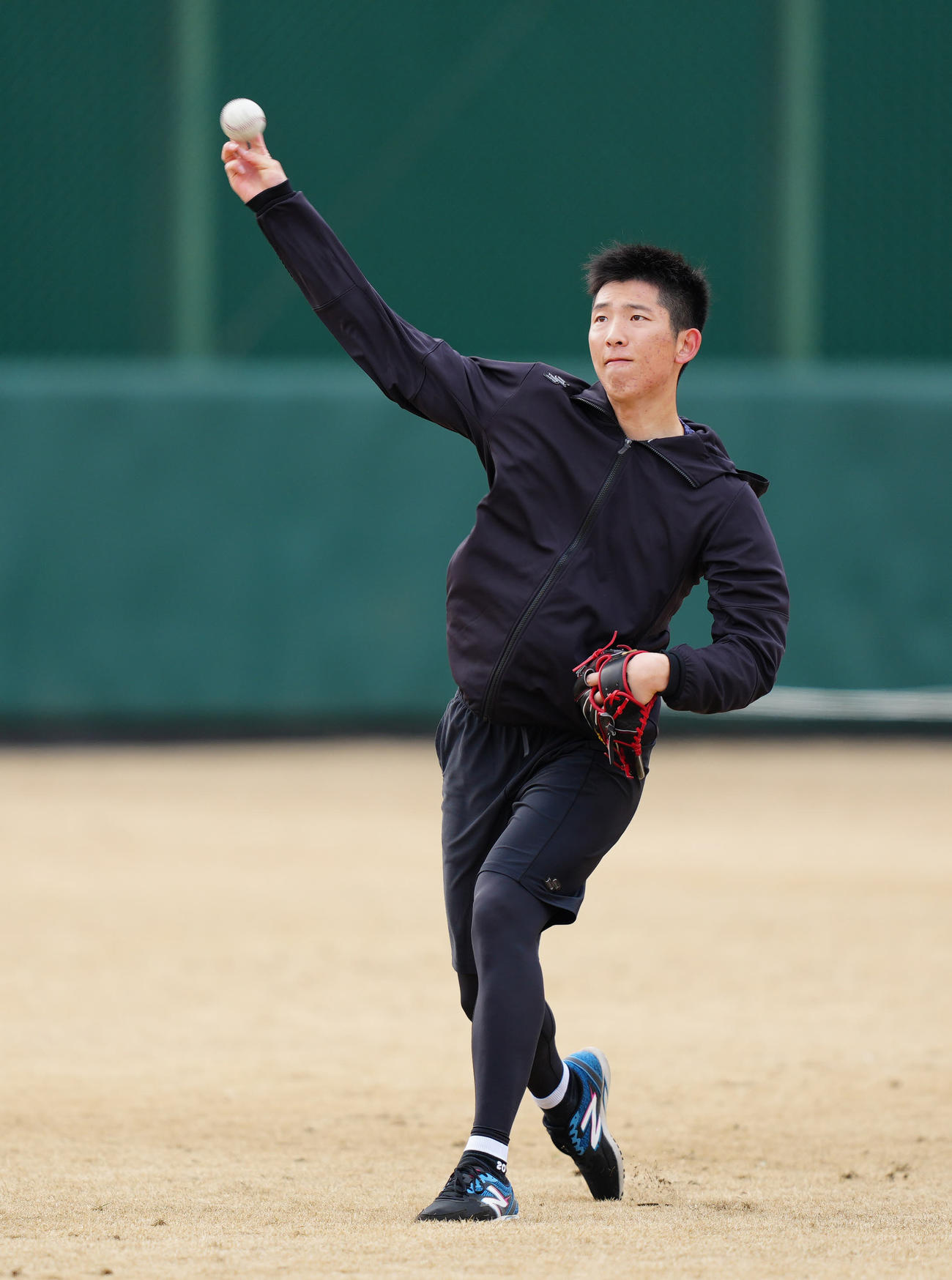 ジャイアンツ球場での自主トレでキャッチボールする巨人戸郷（撮影・江口和貴）