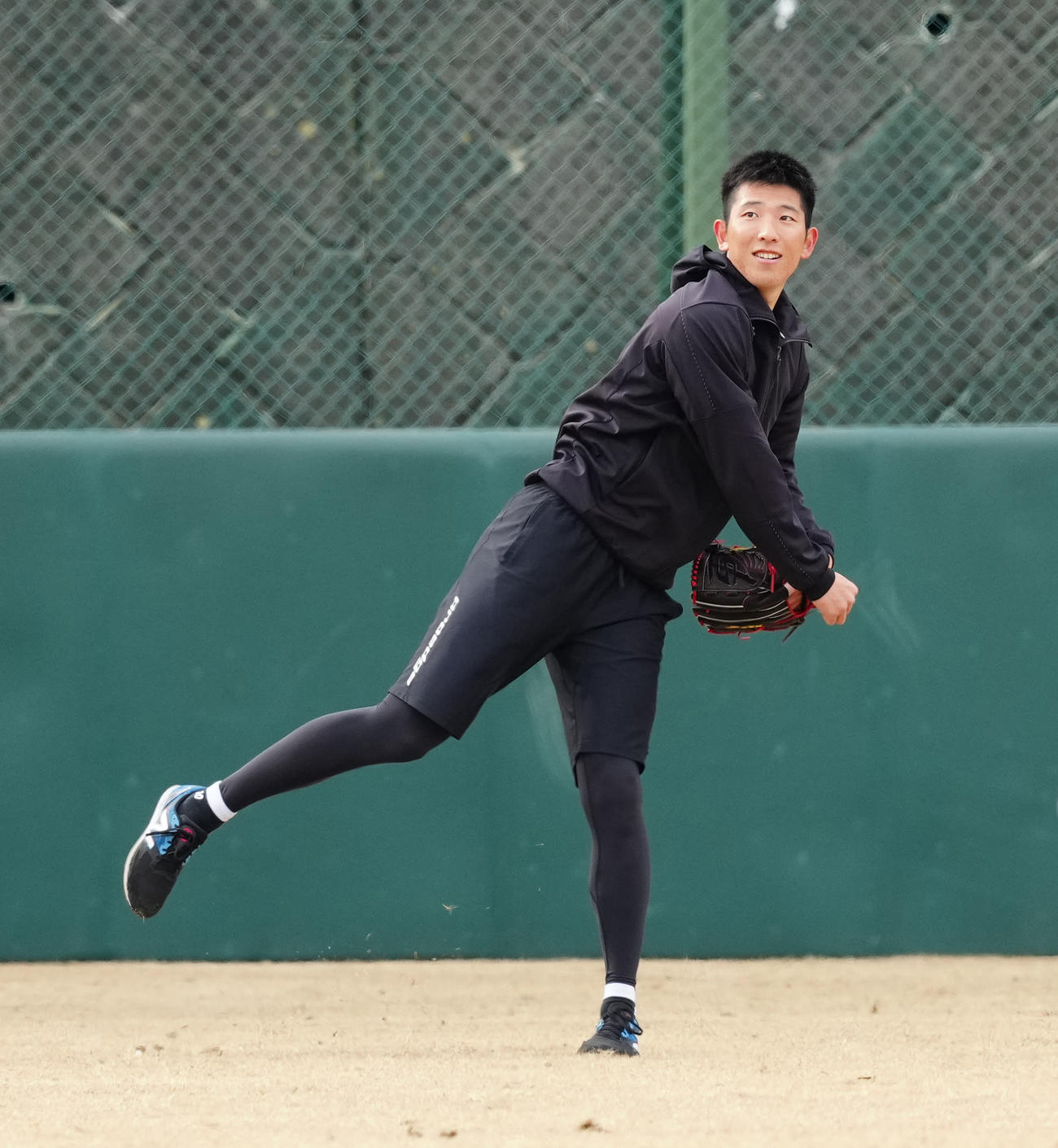 ジャイアンツ球場での自主トレでキャッチボールする巨人戸郷（撮影・江口和貴）
