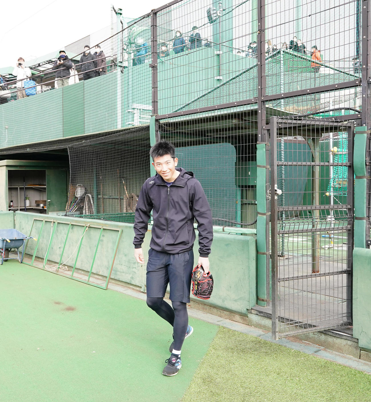 ジャイアンツ球場で自主トレを行う巨人戸郷（撮影・江口和貴）