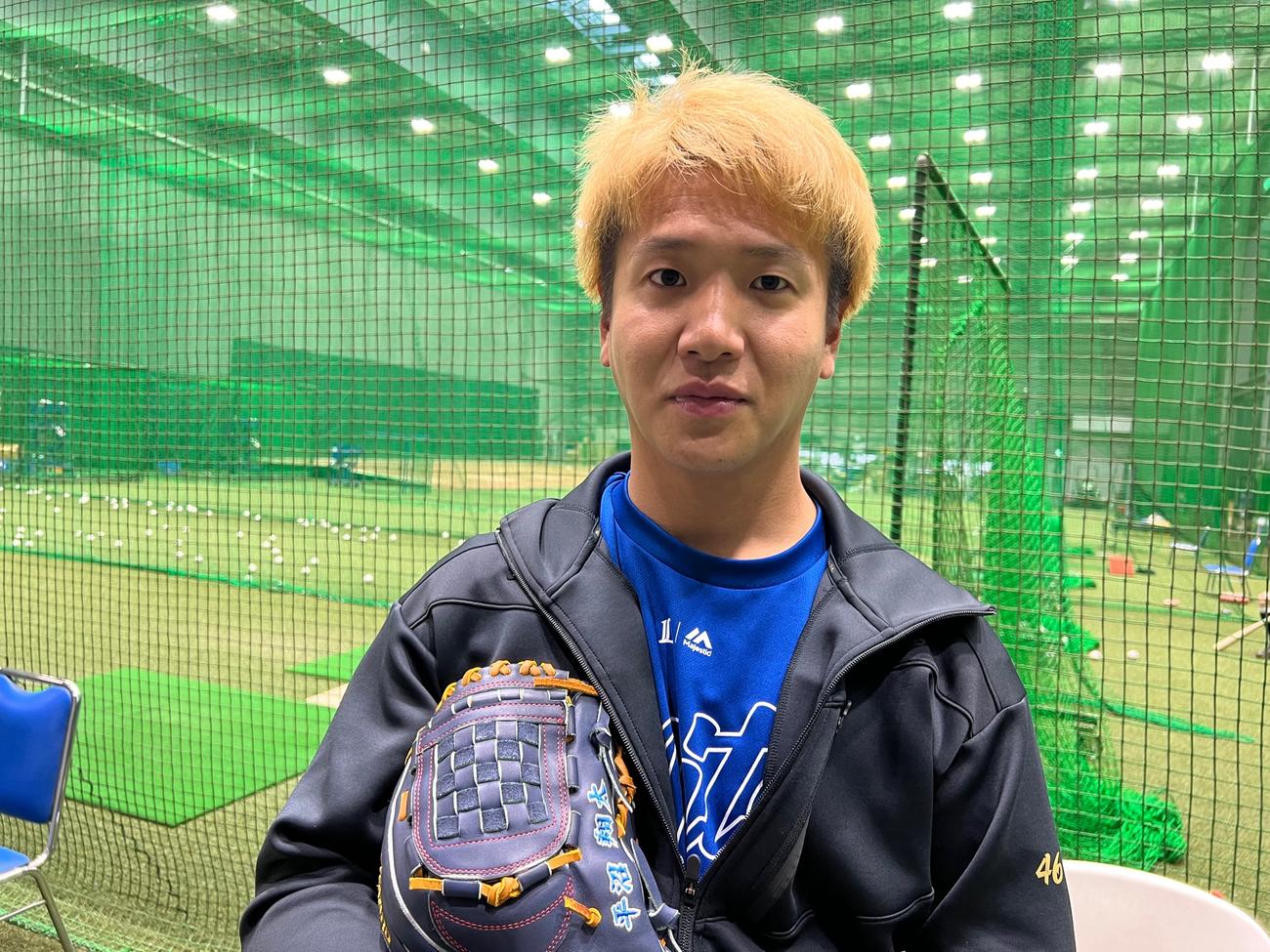 シーズンオフは金髪で過ごした西武平沼（撮影・金子真仁）