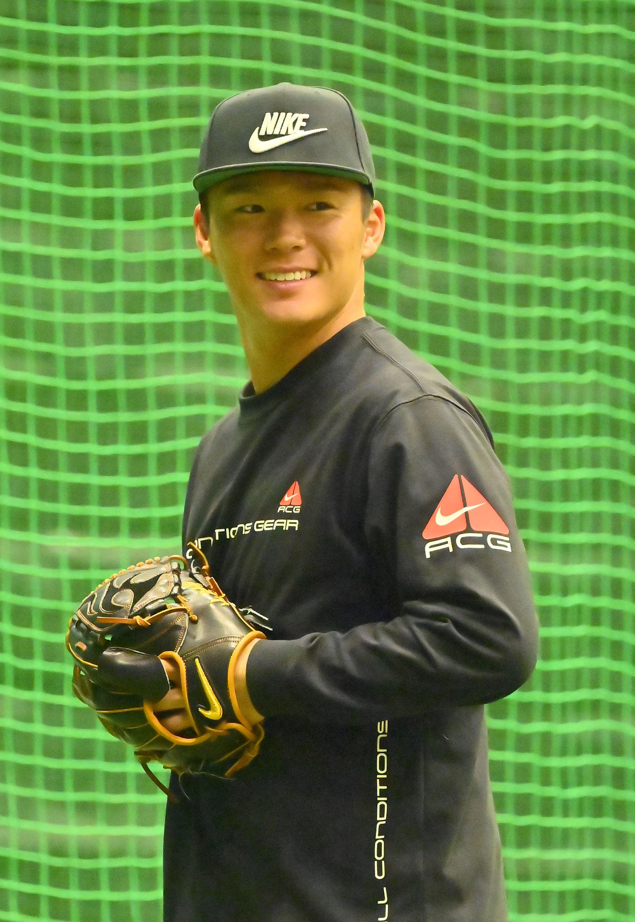 自主トレを公開し笑顔でキャッチボールするオリックス山本（撮影・和賀正仁）