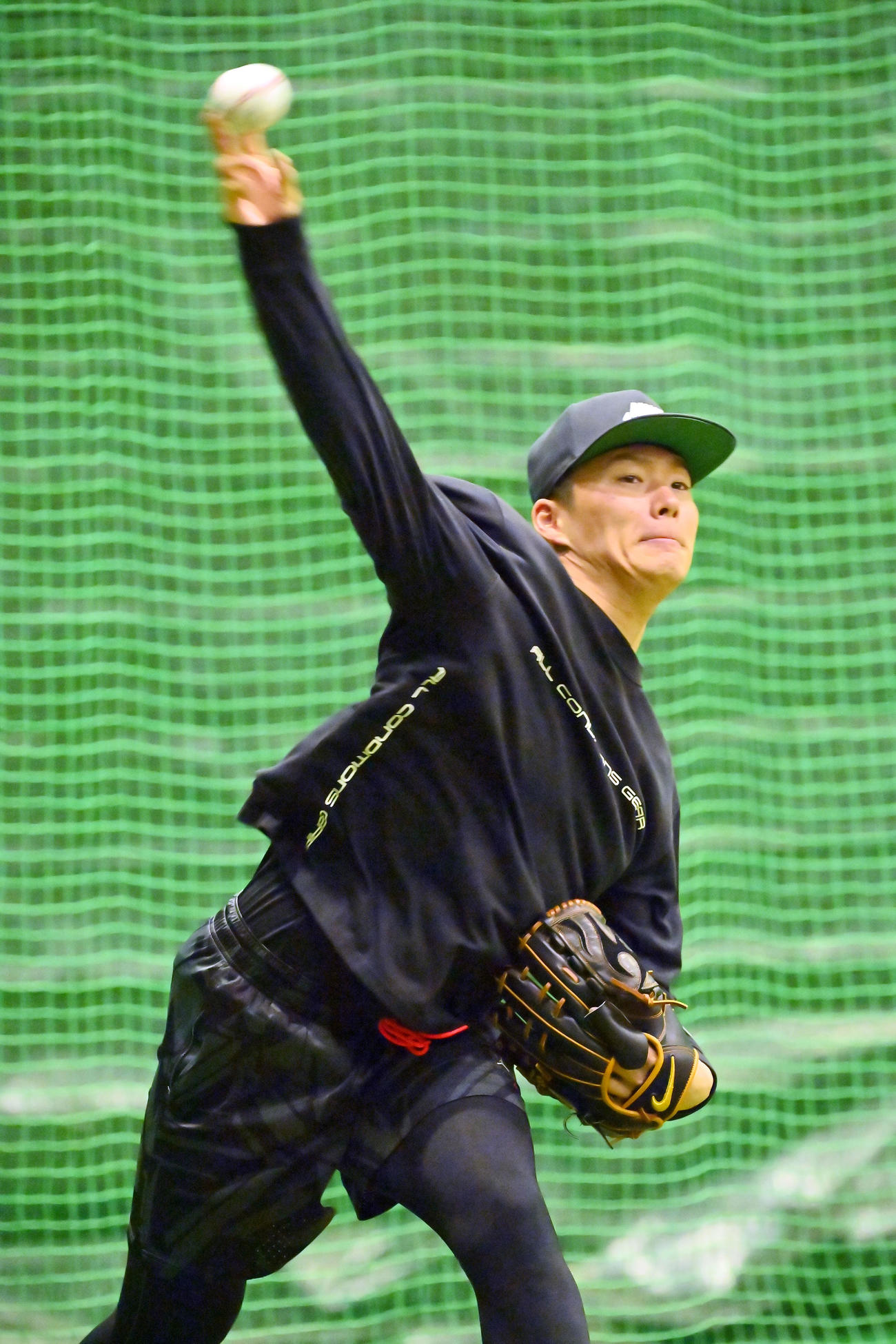 自主トレを公開し、室内でキャッチボールするオリックス山本（撮影・和賀正仁）