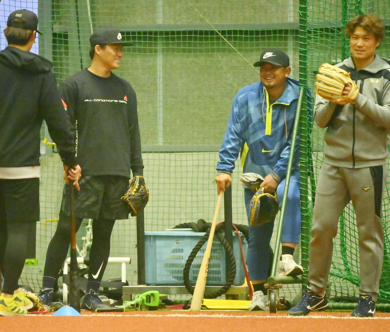 練習開始前、森（中央）と笑顔で話をするオリックス山本、右は阿部（撮影・和賀正仁）