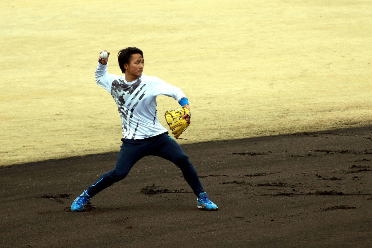 ノックを受ける日本ハム奈良間（撮影・永野高輔）