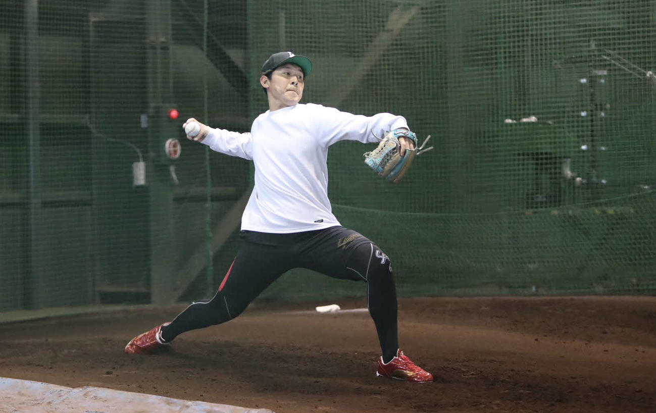 自主トレを公開し、ブルペンで投げ込む楽天西口（代表撮影）