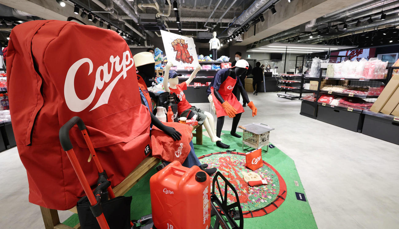 28日にオープンする球場正面グッズ売り場が報道陣に公開された。売り場面積が2倍以上になった（撮影・加藤孝規）