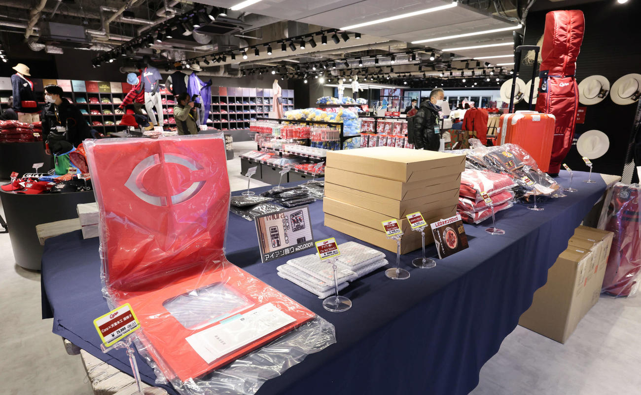 28日にオープンする球場正面グッズ売り場が報道陣に公開された。売り場面積が2倍以上になった（撮影・加藤孝規）