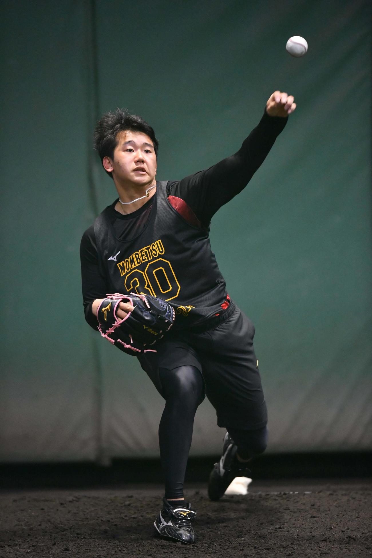 甲子園球場のブルペンで投球練習をする門別