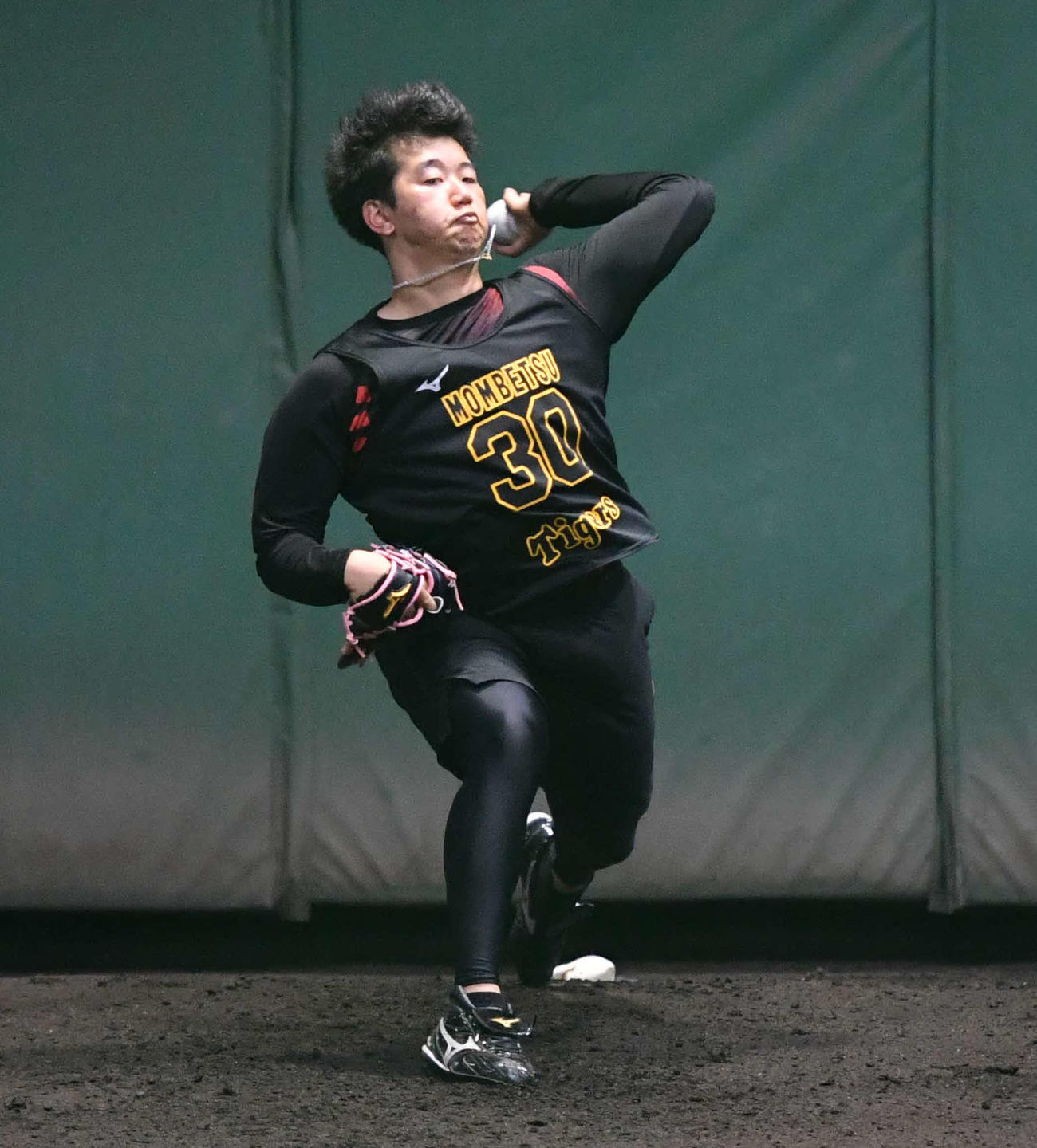 甲子園球場のブルペンで投球練習をする門別