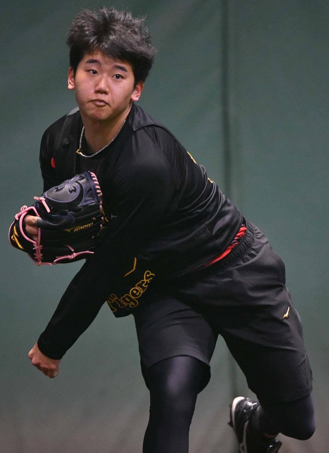 甲子園球場のブルペンで投球練習をする門別