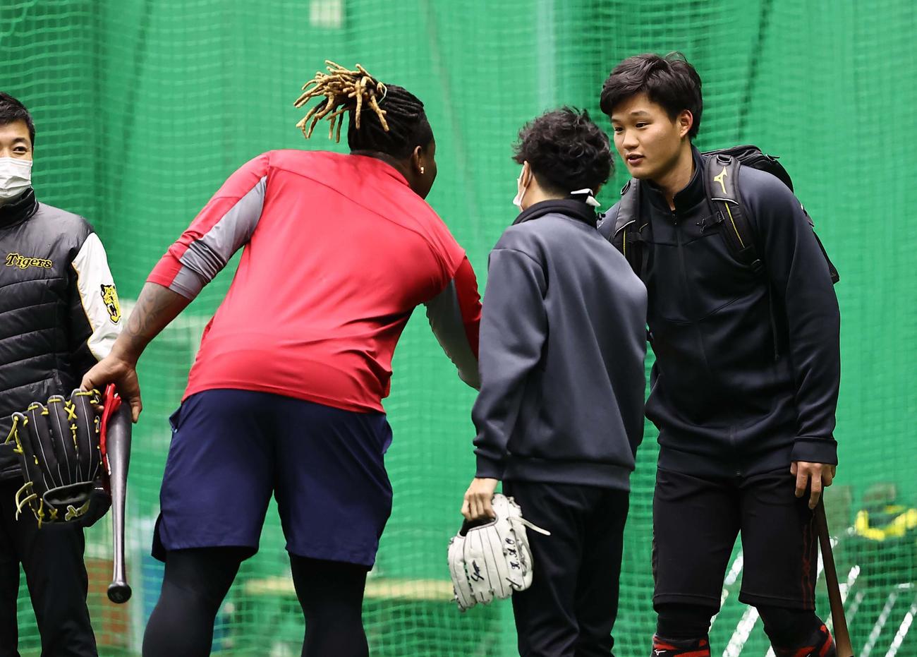 阪神ドラフト1位の森下（右）はミエセスと握手を交わす（撮影・上田博志）