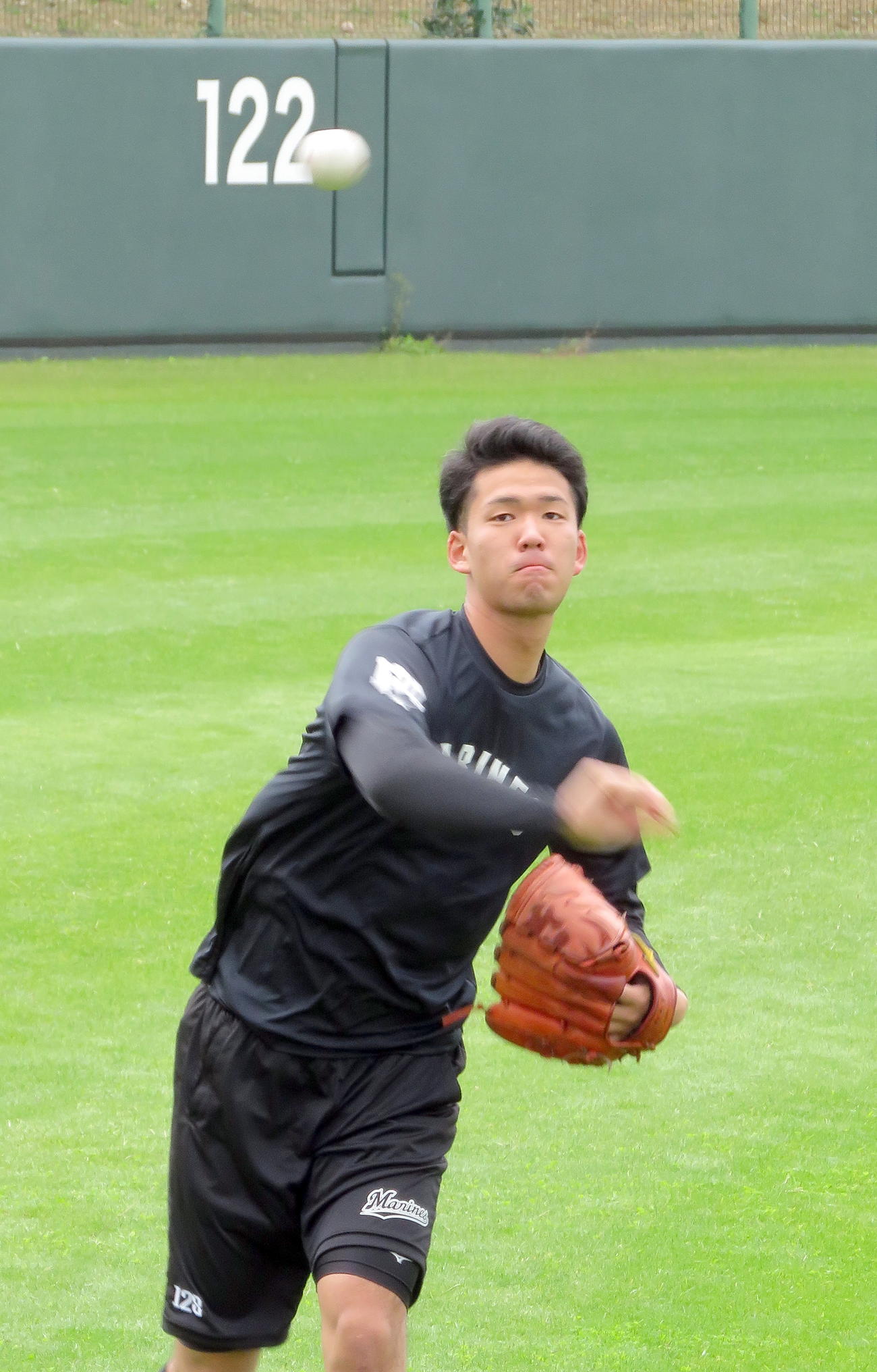 キャッチボールを行うロッテ育成2位の白浜（撮影・鎌田直秀）