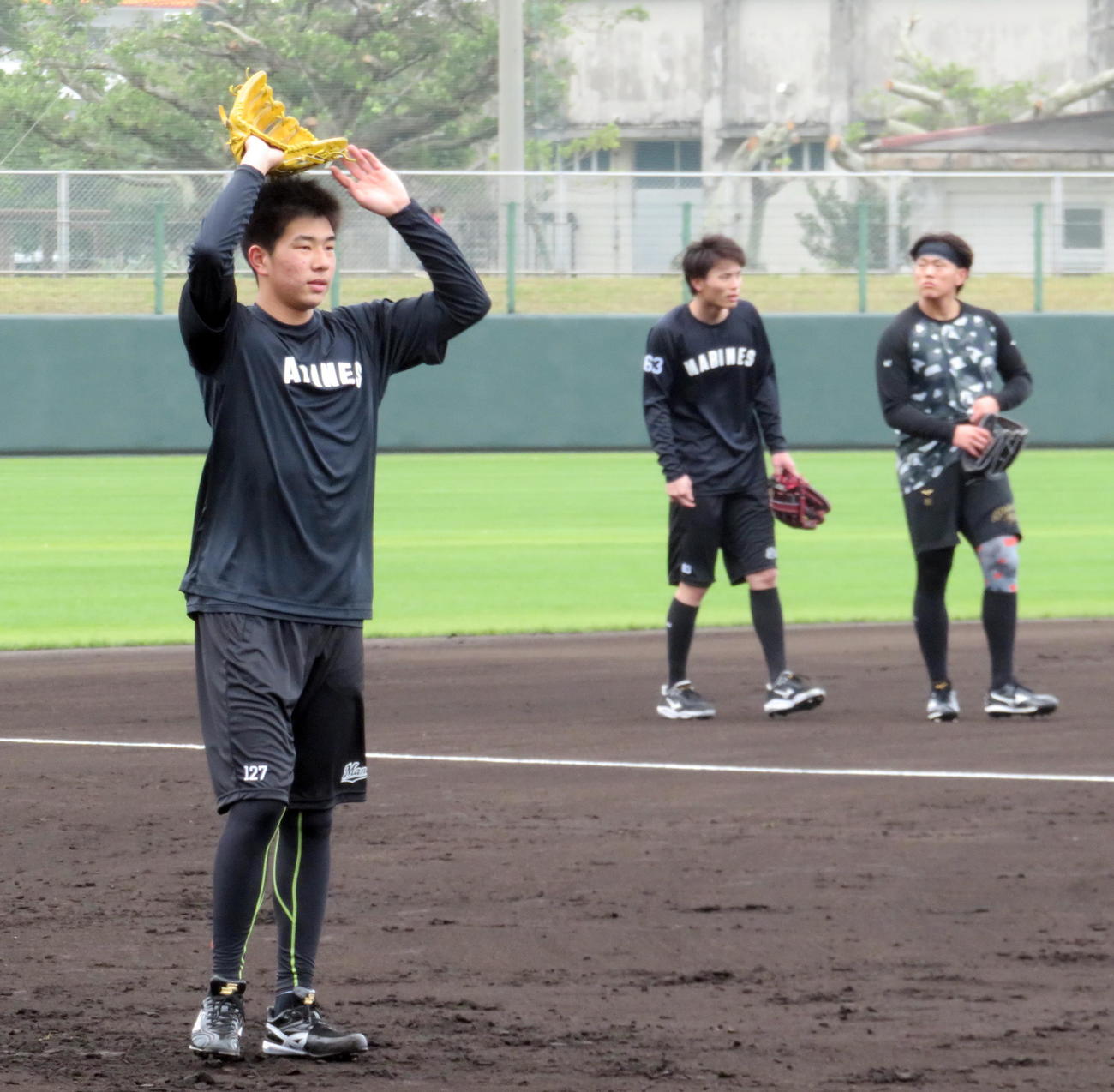 ノックを受けるロッテ育成1位の吉川（撮影・鎌田直秀）
