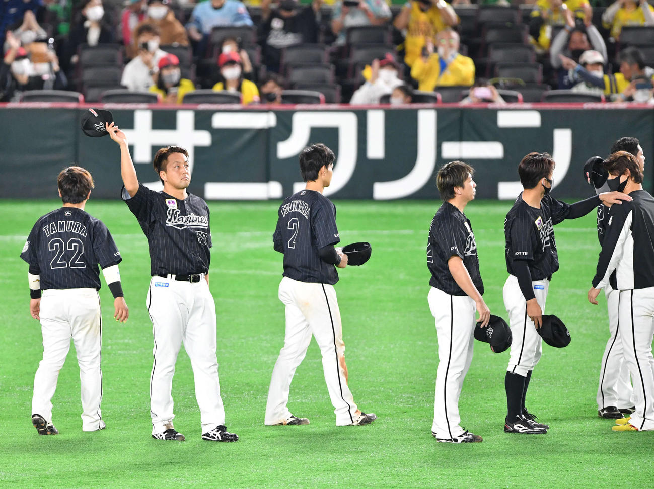 20年11月、日本シリーズ進出を逃しスタンドのファンにあいさつする沢村（左から2人目）とロッテナイン