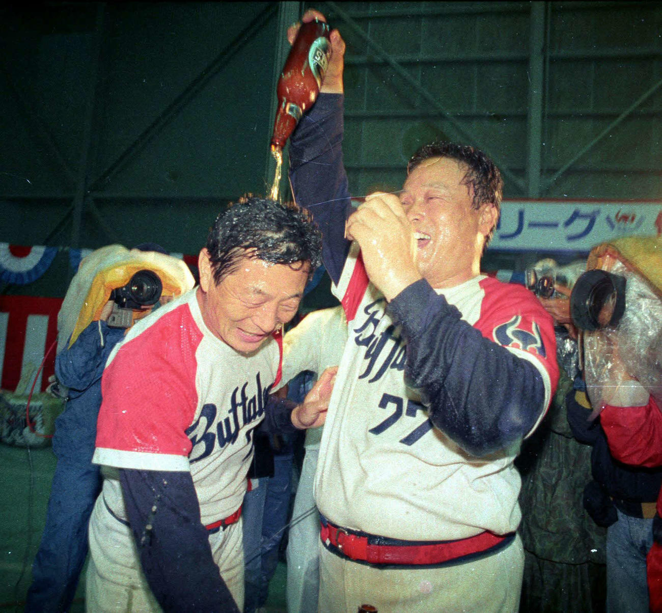 1989年10月14日、パ・リーグ優勝祝賀会でビールかけをする近鉄仰木監督（左）と中西コーチ