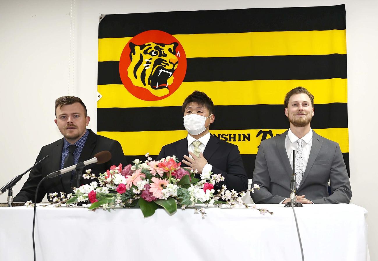 入団会見をする左からビーズリー、藤本通訳、B・ケラー（撮影・上田博志）