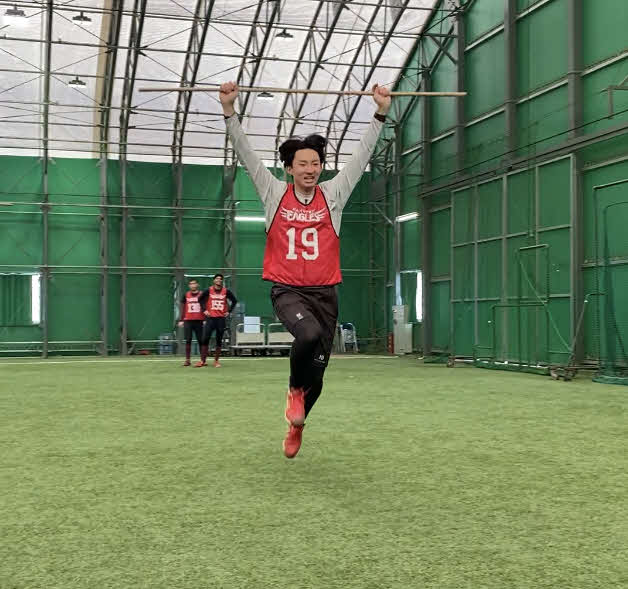 新人合同自主トレでトレーニングに励む楽天荘司